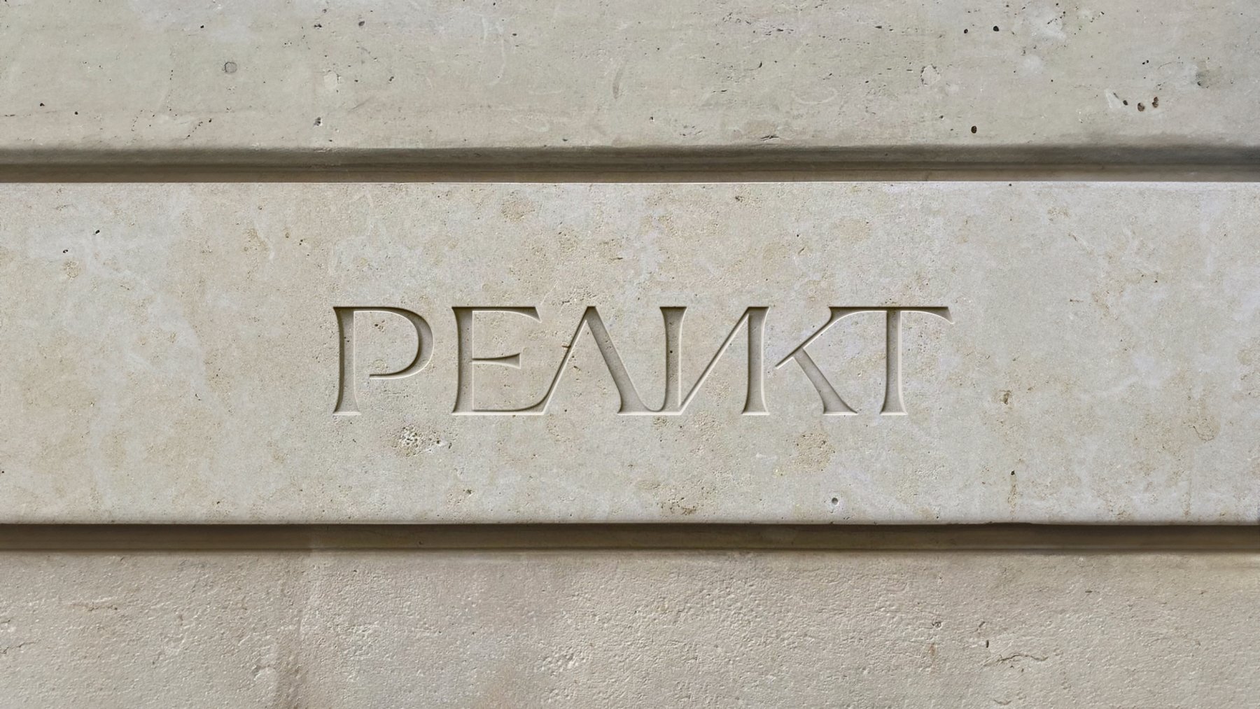 Логотип бренда отеля в архитектуре здания Логотип бренда отеля в архитектуре здания